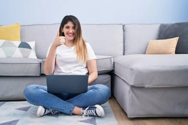 Genç Esmer Kadın Dizüstü Bilgisayarını Kullanarak Evde Oturuyor Mutlu Pozitif — Stok fotoğraf