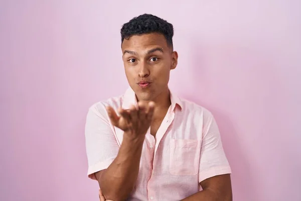 Jeune Homme Hispanique Debout Sur Fond Rose Regardant Caméra Souffler — Photo