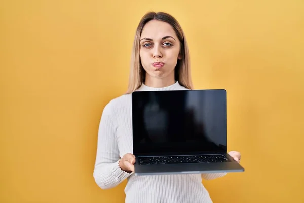 Mulher Loira Jovem Segurando Laptop Bochechas Inchadas Com Rosto Engraçado — Fotografia de Stock
