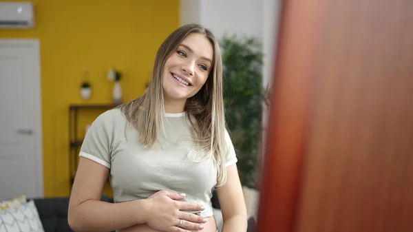 Ung Gravid Kvinna Ler Säker Ser Magen Spegeln Hemma — Stockfoto