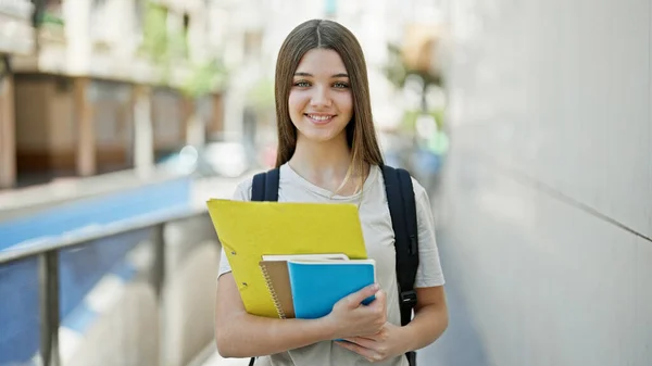Νεαρή Όμορφη Μαθήτρια Φορώντας Σακίδιο Κρατώντας Βιβλία Στο Σχολείο — Φωτογραφία Αρχείου