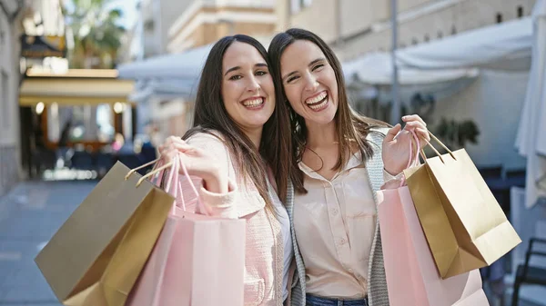Δύο Γυναίκες Χαμογελαστές Πηγαίνουν Για Ψώνια Κρατώντας Τσάντες Στη Βεράντα — Φωτογραφία Αρχείου