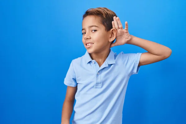 Маленький Іспаномовний Хлопчик Випадковій Блакитній Сорочці Посміхається Рукою Слухаючи Чуючи — стокове фото