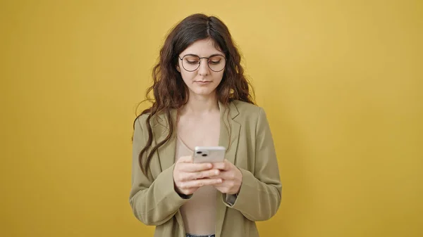 Jonge Mooie Spaanse Vrouw Met Behulp Van Smartphone Geïsoleerde Gele — Stockfoto