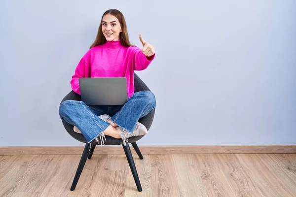 Fiatal Spanyol Lány Dolgozik Számítógépes Laptop Jóváhagyó Csinál Pozitív Gesztus — Stock Fotó