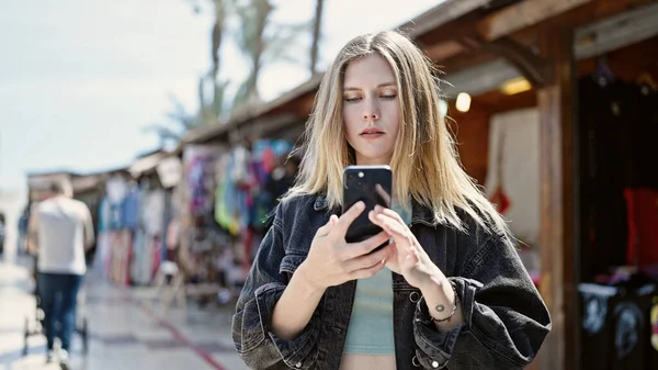 Sokak Pazarında Akıllı Telefon Kullanan Genç Sarışın Kadın — Stok fotoğraf