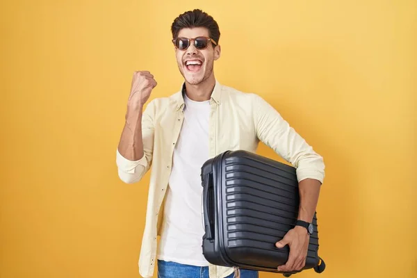 방학에 가방을 여행하는 스페인 남자는 웃으며 성공을 기원하며 환호하는 승자의 — 스톡 사진