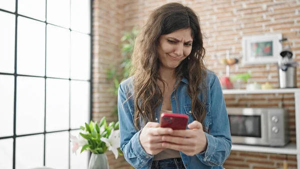 Jonge Mooie Spaanse Vrouw Met Behulp Van Smartphone Kijken Boos — Stockfoto