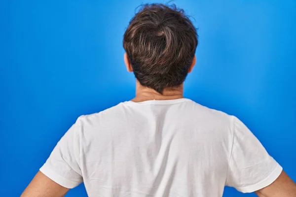 Hispanic Young Man Standing Blue Background Standing Backwards Looking Away — Stock Photo, Image