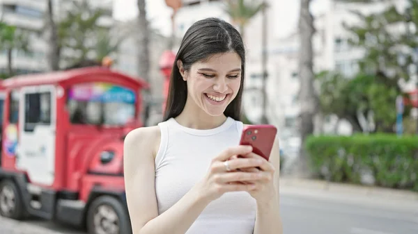 Sokakta Gülümseyen Akıllı Telefon Kullanan Genç Güzel Spanyol Kadın — Stok fotoğraf