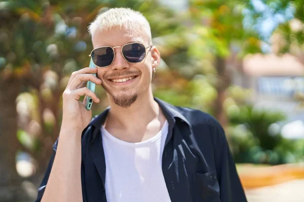 Ung Kaukasisk Man Ler Säker Talar Smartphone Parken — Stockfoto