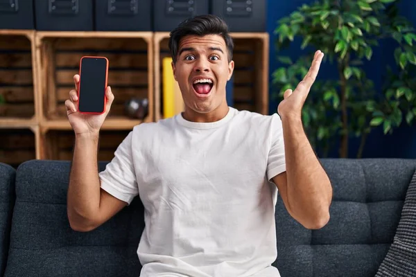 Ισπανόφωνος Άνδρας Κρατώντας Smartphone Δείχνει Λευκή Οθόνη Γιορτάζει Νίκη Χαρούμενο — Φωτογραφία Αρχείου