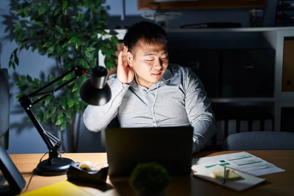 Junger Chinese Der Nachts Mit Seinem Laptop Arbeitet Und Lächelnd — Stockfoto
