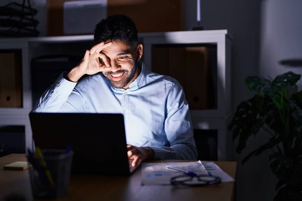 Hispanic Man Med Skägg Arbetar Kontoret Med Laptop Natten Ler — Stockfoto