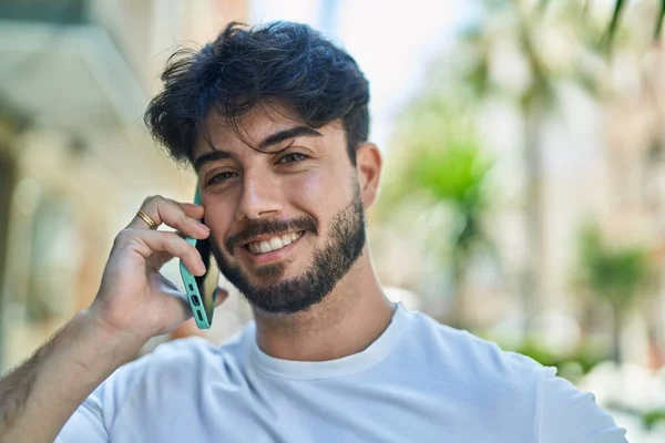 Fiatal Spanyol Férfi Mosolyog Magabiztos Beszél Okostelefonon Utcán — Stock Fotó