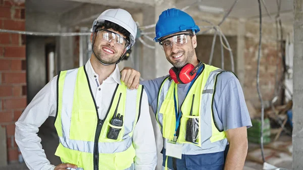 Två Män Byggare Ler Tryggt Stående Byggarbetsplatsen — Stockfoto