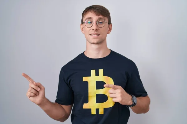 Homem Loiro Caucasiano Vestindo Camiseta Bitcoin Sorrindo Olhando Para Câmera — Fotografia de Stock