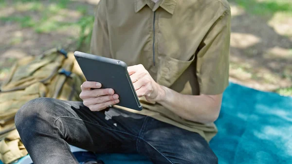 Giovane Uomo Ispanico Utilizzando Touchpad Seduto Sul Pavimento Parco — Foto Stock