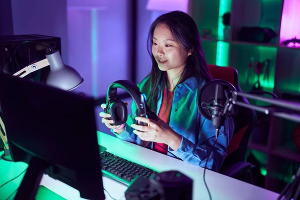 Young Chinese Woman Streamer Using Computer Holding Headphones Gaming Room — Stock fotografie