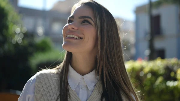 Young Beautiful Hispanic Woman Smiling Looking Street — Stock Photo, Image