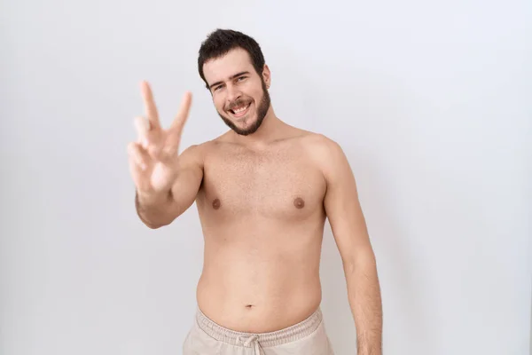 Beyaz Arka Planda Tişörtsüz Duran Genç Spanyol Adam Kameraya Bakıp — Stok fotoğraf