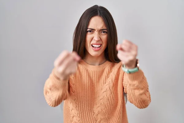 Genç Esmer Kadın Öfkeyle Bağırırken Kızgın Kızgın Yumruk Kaldırıyor Öfke — Stok fotoğraf