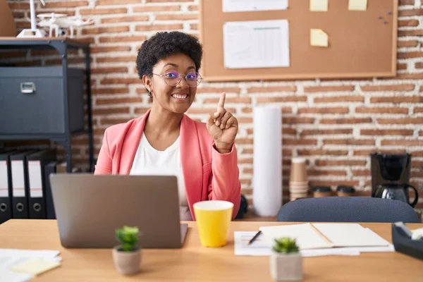 Молода Афро Американська Жінка Працює Офісі Окулярах Посміхається Ідеї Або — стокове фото