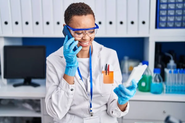 アフリカ系アメリカ人女性科学者が研究室でサンプルを見ながら — ストック写真