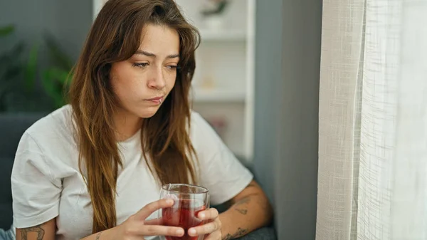 Jong Mooi Latino Vrouw Drinken Thee Kijken Gooi Het Raam — Stockfoto