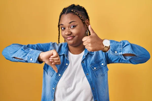 African American Woman Braids Standing Yellow Background Doing Thumbs Disagreement — Stock Photo, Image