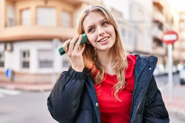Ung Blondine Kvinde Smilende Selvsikker Lytter Lydbesked Smartphone Gaden - Stock-foto