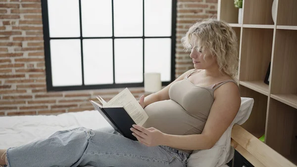 Jonge Zwangere Vrouw Lezen Boek Zittend Bed Slaapkamer — Stockfoto