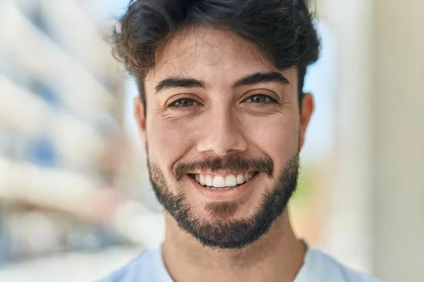 Jonge Spaanse Man Glimlacht Vol Vertrouwen Straat — Stockfoto