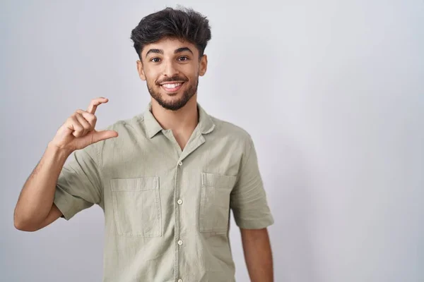 Homem Árabe Com Barba Sobre Fundo Branco Sorrindo Gestos Confiantes — Fotografia de Stock