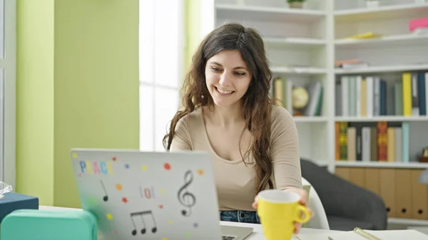 Νεαρή Όμορφη Ισπανίδα Μαθήτρια Που Χρησιμοποιεί Φορητό Υπολογιστή Πίνοντας Καφέ — Φωτογραφία Αρχείου
