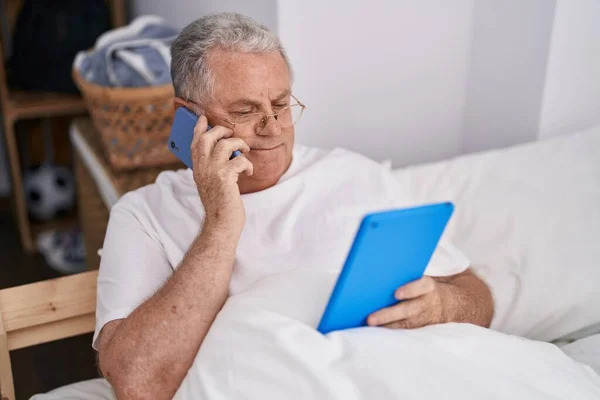 Μεσήλικας Γκριζομάλλης Άντρας Που Χρησιμοποιεί Touchpad Μιλώντας Στο Smartphone Κάθεται — Φωτογραφία Αρχείου