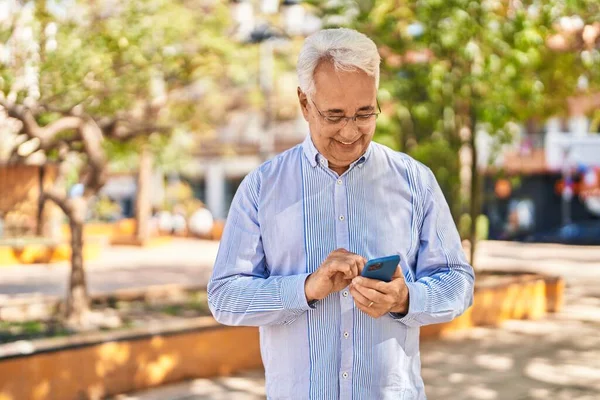 Senior Man Lacht Vol Vertrouwen Met Smartphone Het Park — Stockfoto