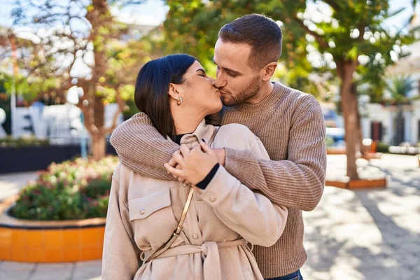 Uomo Donna Coppia Abbracciarsi Vicenda Baci Parco — Foto Stock