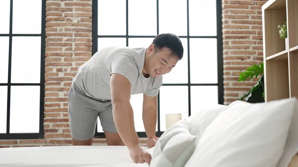 Genç Çinli Güler Yüzlü Kendine Güvenen Yatak Odasında Yatar — Stok fotoğraf