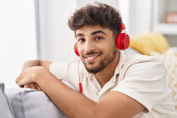 Mladý Arabský Muž Poslouchá Hudbu Sedí Pohovce Doma — Stock fotografie