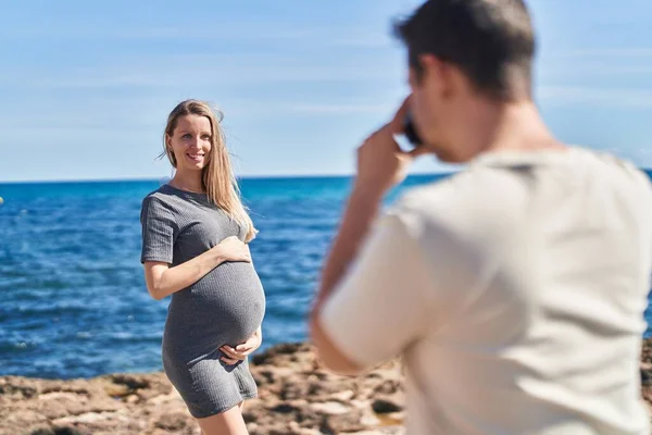 Muž Žena Pár Očekává Dítě Aby Foto Profesionální Fotoaparát Moře — Stock fotografie