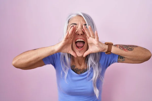 Μεσήλικη Γυναίκα Τατουάζ Στέκεται Πάνω Από Ροζ Φόντο Φωνάζοντας Θυμωμένος — Φωτογραφία Αρχείου