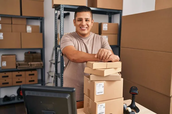 Young Latin Man Ecommerce Business Worker Leaning Packages Office — Fotografia de Stock