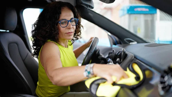 Medelåldern Latinamerikansk Kvinna Rengöring Bil Interiör Med Microfiber Tyg Vid — Stockfoto