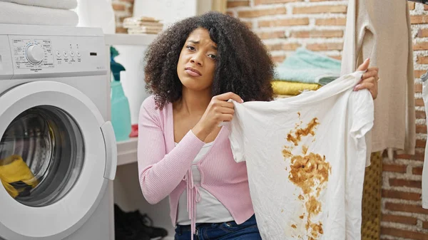 African American Woman Holding Dirty Shirt Looking Upset Laundry Room — Stock Photo, Image