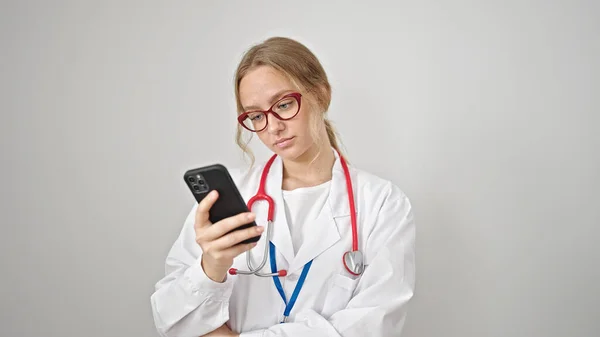 年轻的金发女医生用智能手机掩盖孤立的白人背景 — 图库照片