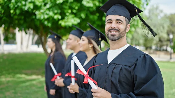 Bir Grup Öğrenci Üniversite Kampüsünde Diploma Alarak Mezun Oldu — Stok fotoğraf