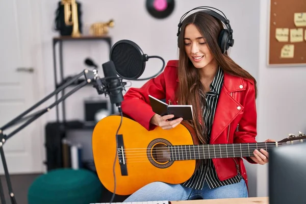 Jonge Mooie Spaanse Vrouw Muzikant Spelen Klassieke Gitaar Lezen Notebook — Stockfoto
