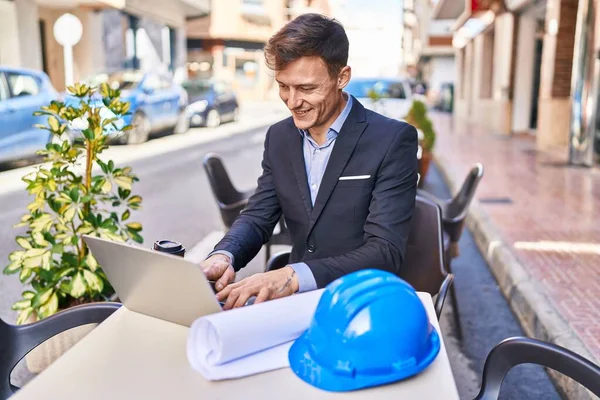 Young Man Architect Using Laptop Sitting Table Coffee Shop Terrace — Stock Photo, Image
