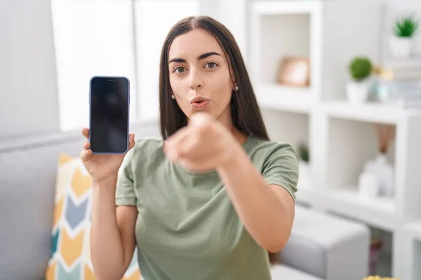 Jovem Morena Segurando Smartphone Mostrando Tela Branco Apontando Com Dedo — Fotografia de Stock